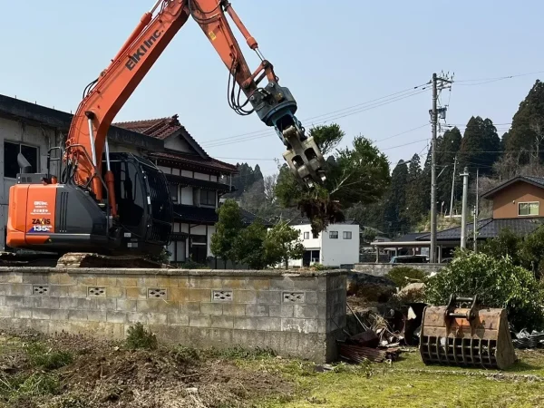 富山の株式会社エイキ　植栽と木造の解体工事　植栽の撤去中